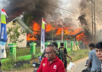 Kebakaran yang menghanguskan dua bangunan di RT 03, Kelurahan Muara Sabak Ilir, Kecamatan Muara Sabak Timur, Kabupaten Tanjung Jabung Timur, Kamis (22/1/2026). (Dok. Daus)