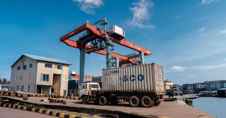 Aktivitas bongkar muat dan arus kendaraan truk di Terminal Petikemas Pelabuhan Talang Duku, Muaro Jambi, yang kini telah menerapkan sistem Single Truck Identification Data (STID) terintegrasi dengan Inaportnet. (Dok. Humas)