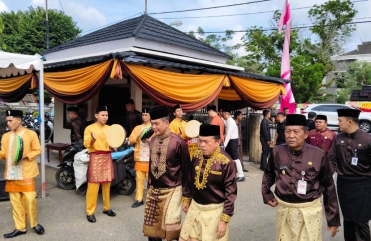 Gubernur Jambi Al Haris bersama unsur Forkopimda menghadiri rangkaian peringatan Hari Ulang Tahun ke-69 Provinsi Jambi di Kantor Gubernur Jambi, Selasa (6/1/2026). (Dok. Stepanus)