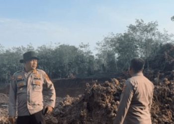 Personel Polsek Jujuhan melakukan pengecekan lokasi dugaan Penambangan Emas Tanpa Izin (PETI) di Sungai Rumbai, Kecamatan Jujuhan, Kabupaten Bungo, Jumat (23/1/2026). (Dok. TB)