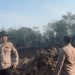 Personel Polsek Jujuhan melakukan pengecekan lokasi dugaan Penambangan Emas Tanpa Izin (PETI) di Sungai Rumbai, Kecamatan Jujuhan, Kabupaten Bungo, Jumat (23/1/2026). (Dok. TB)