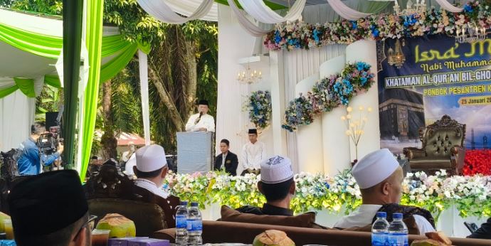 Gubernur Jambi Al Haris memberikan sambutan pada peringatan Isra Mi’raj Nabi Muhammad SAW yang dirangkai dengan Khataman Al-Qur’an di Pondok Pesantren Kasyiful Ulum, Sungai Gelam, Kabupaten Muaro Jambi, Minggu (25/2/2026). (Dok. Erit)