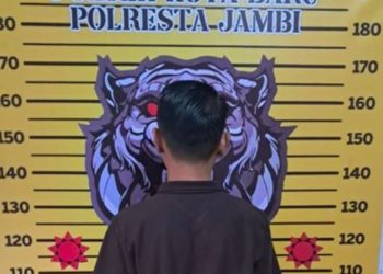 Tersangka kasus penggelapan uang cash on delivery (COD) saat diamankan di Polresta Jambi (Dok. Humas)