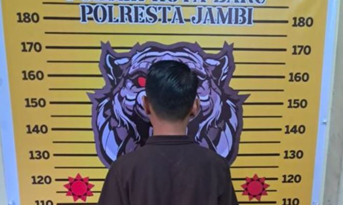 Tersangka kasus penggelapan uang cash on delivery (COD) saat diamankan di Polresta Jambi (Dok. Humas)