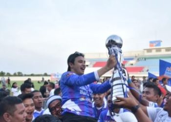 Pemain FC Koja mengangkat trofi juara Gubernur Cup 2026 usai menaklukkan tim Kabupaten Merangin melalui adu penalti pada laga final di Stadion Swarna Bhumi, Pijoan, Kabupaten Muaro Jambi, Minggu (25/1/2026). (Dok, Stepanus)