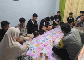 Bhabinkamtibmas Kelurahan Budiman, Aiptu Hotman Sitompul, memediasi sekelompok pemuda bersama pihak keluarga dan warga Kelurahan Budiman, Kota Jambi, (Dok.Nahar)