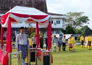 Wakil Bupati Tanjung Jabung Timur, Muslimin Tanja, bertindak sebagai Inspektur Upacara pada peringatan Hari Ulang Tahun ke-69 Provinsi Jambi di Halaman Kantor Bupati Tanjab Timur, Selasa (6/1/2026). (Dok. Daus)