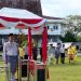 Wakil Bupati Tanjung Jabung Timur, Muslimin Tanja, bertindak sebagai Inspektur Upacara pada peringatan Hari Ulang Tahun ke-69 Provinsi Jambi di Halaman Kantor Bupati Tanjab Timur, Selasa (6/1/2026). (Dok. Daus)