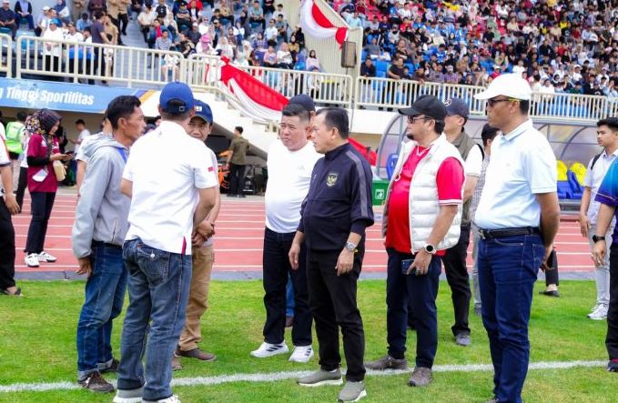 Pejabat Pemerintah Provinsi Jambi bersama perwakilan PSSI meninjau Stadion Swarna Bhumi, Kota Jambi, usai laga Gubernur Cup Jambi 2026, Minggu (25/1/2026). (Dok. Stepnanus)