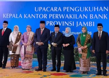 Gubernur Bank Indonesia Perry Warjiyo (tengah) bersama Gubernur Jambi Al Haris (kanan) dan Kepala Kantor Perwakilan BI Provinsi Jambi Tedy Arif Budiman usai prosesi pengukuhan di Swiss-Belhotel Jambi, Senin (26/1/2026). (Dok. Erit)