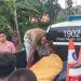 Anggota kepolisian mengevakuasi korban kecelakaan lalu lintas yang melibatkan sepeda motor dan truk bermuatan kelapa sawit di Jalan Lintas Jambi–Sengeti, Kecamatan Jambi Luar Kota, Kabupaten Muaro Jambi, Senin (26/1/2026). (Dok. Nahar)