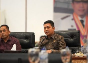 Ketua DPRD Provinsi Jambi M. Hafiz Fattah (tengah) memimpin rapat evaluasi progres pembangunan jalan khusus batubara bersama pemerintah daerah dan pihak pengembang di Rumah Dinas Gubernur Jambi, Senin malam (26/1/2026). (Dok. Stepanus)
