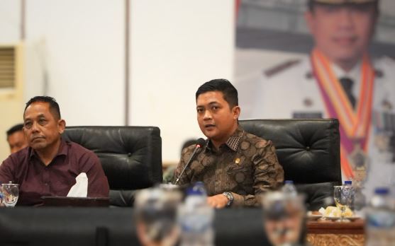 Ketua DPRD Provinsi Jambi M. Hafiz Fattah (tengah) memimpin rapat evaluasi progres pembangunan jalan khusus batubara bersama pemerintah daerah dan pihak pengembang di Rumah Dinas Gubernur Jambi, Senin malam (26/1/2026). (Dok. Stepanus)