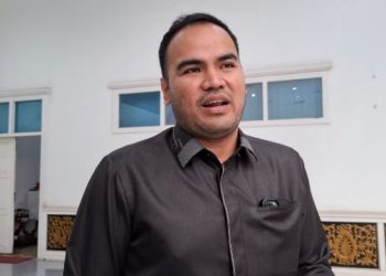 Anggota DPRD Provinsi Jambi Fraksi PKS, Mohd. Rendra Ramadhan Usman, menyampaikan pandangannya terkait kebijakan efisiensi anggaran RSUD Raden Mattaher dalam rapat paripurna DPRD Provinsi Jambi, Senin (26/1/2026). (Dok. Stepanus)