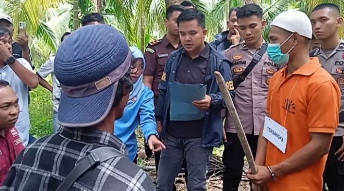 Petugas Satreskrim Polres Tanjung Jabung Timur memimpin rekonstruksi kasus pembunuhan petani Lambak di lokasi perkebunan kelapa, Selasa (27/1/2026). (Dok. Nahar)