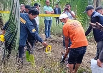 Anggota kepolisian memimpin rekonstruksi kasus pembunuhan petani Lambak di kawasan perkebunan kelapa, Kabupaten Tanjung Jabung Timur, Selasa (27/1/2026). (Dok. Nahar)