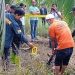 Anggota kepolisian memimpin rekonstruksi kasus pembunuhan petani Lambak di kawasan perkebunan kelapa, Kabupaten Tanjung Jabung Timur, Selasa (27/1/2026). (Dok. Nahar)