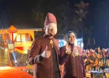 Ketua DPRD Provinsi Jambi, M. Hafiz Fattah, bersama istri saat menghadiri ajang Jambi Fashion Trend (JFT) 2026 di Anjungan Provinsi Jambi, Taman Mini Melayu Jambi, Sabtu malam (17/1/2026). (Dok. Stepanus)