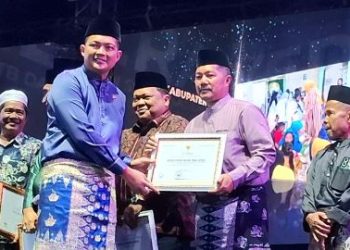 Ketua DPRD Provinsi Jambi, M. Hafiz Fattah, bersama Gubernur Jambi Al Haris menyerahkan penghargaan kepada maestro budaya pada Malam Keagungan Melayu 2026 di Jambi. (dok. Stepanus)