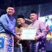 Ketua DPRD Provinsi Jambi, M. Hafiz Fattah, bersama Gubernur Jambi Al Haris menyerahkan penghargaan kepada maestro budaya pada Malam Keagungan Melayu 2026 di Jambi. (dok. Stepanus)