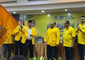 H. Asikin menerima bendera Partai Golkar usai ditetapkan secara aklamasi sebagai Ketua DPD Partai Golkar Kabupaten Muaro Jambi dalam Musda V yang digelar di Muaro Jambi. (Dok. Dhea)