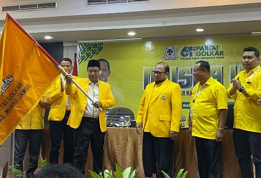 H. Asikin menerima bendera Partai Golkar usai ditetapkan secara aklamasi sebagai Ketua DPD Partai Golkar Kabupaten Muaro Jambi dalam Musda V yang digelar di Muaro Jambi. (Dok. Dhea)
