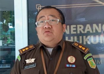 Kepala Seksi Penerangan Hukum Kejaksaan Tinggi Jambi memberikan keterangan terkait perkembangan penyidikan dugaan korupsi pembebasan lahan Pelabuhan Ujung Jabung, Rabu (28/1/2026). (Dok. Nahar)