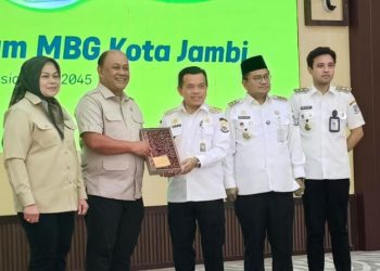 Kepala Badan Gizi Nasional RI Prof. Dr. Ir. Dadan Hindayana (tengah) saat menghadiri Konsolidasi Percepatan Penyelenggaraan Program Makan Bergizi (MBG) di Kantor Wali Kota Jambi, Rabu (28/1/2026). (Dok, Stepanus)