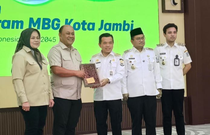 Kepala Badan Gizi Nasional RI Prof. Dr. Ir. Dadan Hindayana (tengah) saat menghadiri Konsolidasi Percepatan Penyelenggaraan Program Makan Bergizi (MBG) di Kantor Wali Kota Jambi, Rabu (28/1/2026). (Dok, Stepanus)