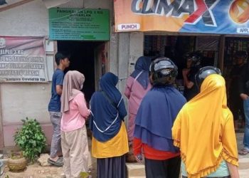 Warga mengantre pembelian gas elpiji 3 kilogram di salah satu pangkalan resmi di Kabupaten Tanjung Jabung Timur, menyusul kebijakan pembatasan kuota distribusi mulai 2026. (dok. Daus)