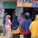 Warga mengantre pembelian gas elpiji 3 kilogram di salah satu pangkalan resmi di Kabupaten Tanjung Jabung Timur, menyusul kebijakan pembatasan kuota distribusi mulai 2026. (dok. Daus)