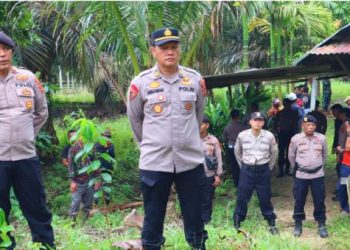 Personel Polres Tanjung Jabung Timur bersiaga mengamankan proses eksekusi lahan sengketa di Kelurahan Talang Babat, Kecamatan Muara Sabak Barat, Kamis (29/1/2026), (Dok. Daus)