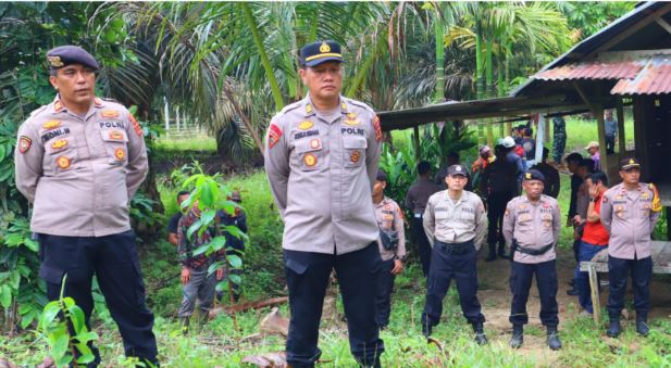 Personel Polres Tanjung Jabung Timur bersiaga mengamankan proses eksekusi lahan sengketa di Kelurahan Talang Babat, Kecamatan Muara Sabak Barat, Kamis (29/1/2026), (Dok. Daus)