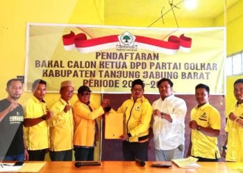 Syufrayogi Syaiful (tengah) menyerahkan berkas pendaftaran sebagai Bakal Calon Ketua DPD Partai Golkar Kabupaten Tanjung Jabung Barat kepada panitia Musda di Sekretariat DPD Golkar, Kuala Tungkal, Kamis (29/1/2026). (Dok Stepanus)