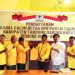 Syufrayogi Syaiful (tengah) menyerahkan berkas pendaftaran sebagai Bakal Calon Ketua DPD Partai Golkar Kabupaten Tanjung Jabung Barat kepada panitia Musda di Sekretariat DPD Golkar, Kuala Tungkal, Kamis (29/1/2026). (Dok Stepanus)