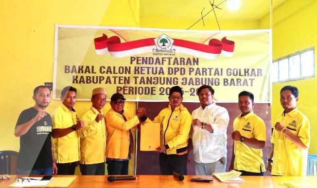 Syufrayogi Syaiful (tengah) menyerahkan berkas pendaftaran sebagai Bakal Calon Ketua DPD Partai Golkar Kabupaten Tanjung Jabung Barat kepada panitia Musda di Sekretariat DPD Golkar, Kuala Tungkal, Kamis (29/1/2026). (Dok Stepanus)
