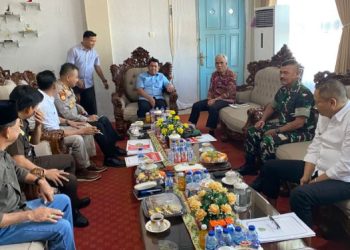 Bupati Bengkulu Tengah Rachmat Riyanto memimpin rapat Forum Koordinasi Pimpinan Daerah (Forkopimda) bersama unsur TNI, Polri, DPRD, dan OPD terkait di Kantor Bupati Bengkulu Tengah, Jumat (19/12/2025). (Dok. Regita)