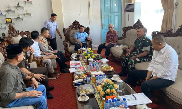 Bupati Bengkulu Tengah Rachmat Riyanto memimpin rapat Forum Koordinasi Pimpinan Daerah (Forkopimda) bersama unsur TNI, Polri, DPRD, dan OPD terkait di Kantor Bupati Bengkulu Tengah, Jumat (19/12/2025). (Dok. Regita)