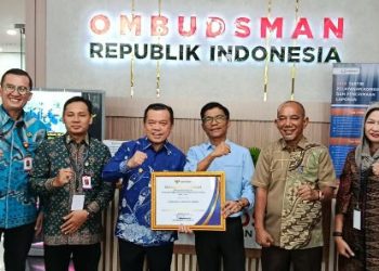 Gubernur Jambi Al Haris (tengah) menerima penghargaan Opini Kualitas Tertinggi Tanpa Maladministrasi dari Ombudsman Republik Indonesia dalam Penilaian Penyelenggaraan Pelayanan Publik Tahun 2025 di Jakarta, Kamis (29/1/2026). (Dok. Stepanus)