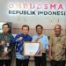 Gubernur Jambi Al Haris (tengah) menerima penghargaan Opini Kualitas Tertinggi Tanpa Maladministrasi dari Ombudsman Republik Indonesia dalam Penilaian Penyelenggaraan Pelayanan Publik Tahun 2025 di Jakarta, Kamis (29/1/2026). (Dok. Stepanus)