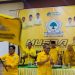 Syufrayogi Syaiful mengibarkan bendera partai usai terpilih di Hotel Masa Kini, Kuala Tungkal, Jumat (30/1/2026). (Dok, Daus)