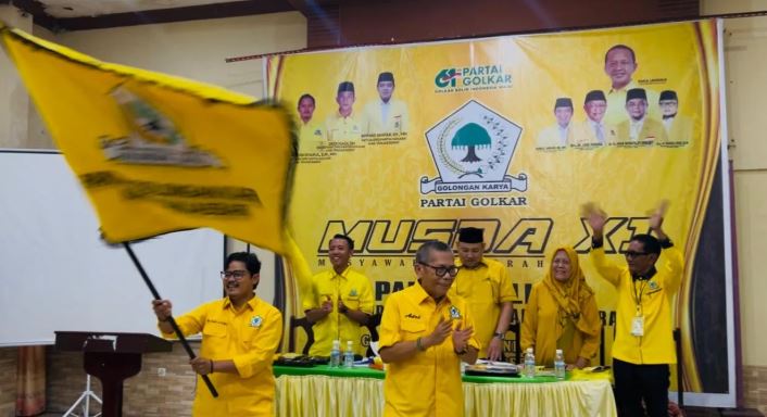 Syufrayogi Syaiful mengibarkan bendera partai usai terpilih di Hotel Masa Kini, Kuala Tungkal, Jumat (30/1/2026). (Dok, Daus)