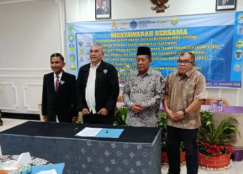 Wakil Gubernur Jambi Abdullah Sani (tengah) bersama pengurus SBUJAKON dan perwakilan asosiasi jasa konstruksi saat musyawarah bersama di Ratu Hotel & Resort Jambi, Sabtu (31/1/2026). (Dok. Stepanus)