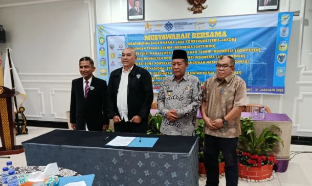Wakil Gubernur Jambi Abdullah Sani (tengah) bersama pengurus SBUJAKON dan perwakilan asosiasi jasa konstruksi saat musyawarah bersama di Ratu Hotel & Resort Jambi, Sabtu (31/1/2026). (Dok. Stepanus)