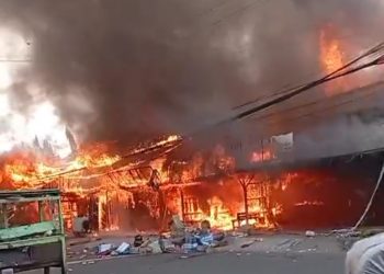 Kebakaran yang melahap enam kios di Jalan Adam Malik, Kelurahan Thehok, Kecamatan Jambi Selatan, Kota Jambi, Selasa (21/1/2026).(dok.Nahar)