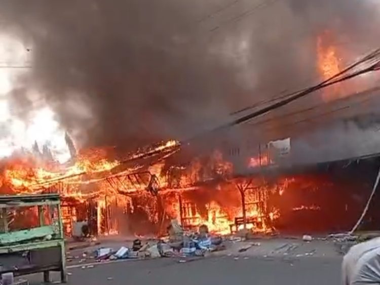 Kebakaran yang melahap enam kios di Jalan Adam Malik, Kelurahan Thehok, Kecamatan Jambi Selatan, Kota Jambi, Selasa (21/1/2026).(dok.Nahar)