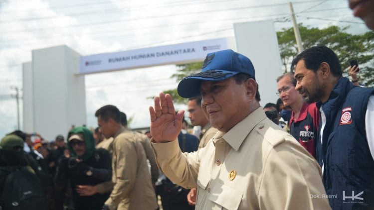 Presiden RI Prabowo Subianto meninjau kesiapan hunian sementara (huntara) bagi warga terdampak banjir di Kabupaten Aceh Tamiang, Aceh, Kamis (1/1/2026) (Dok. Humas HK)