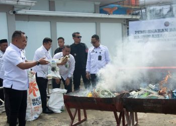 Kakanwil Ditjenpas Jambi Dr Tr Irwan Rahmat Gumilar yang didampingi Kalapas Narkotika Muara Sabak Muhammad Askari Utomo serta unsur TNI-Polri, Pemerintah melakukan pemusnahan barang bukti hasil penindakan dengan cara dibakar dalam sebuah kegiatan resmi penegakan hukum (Dok. Daus)