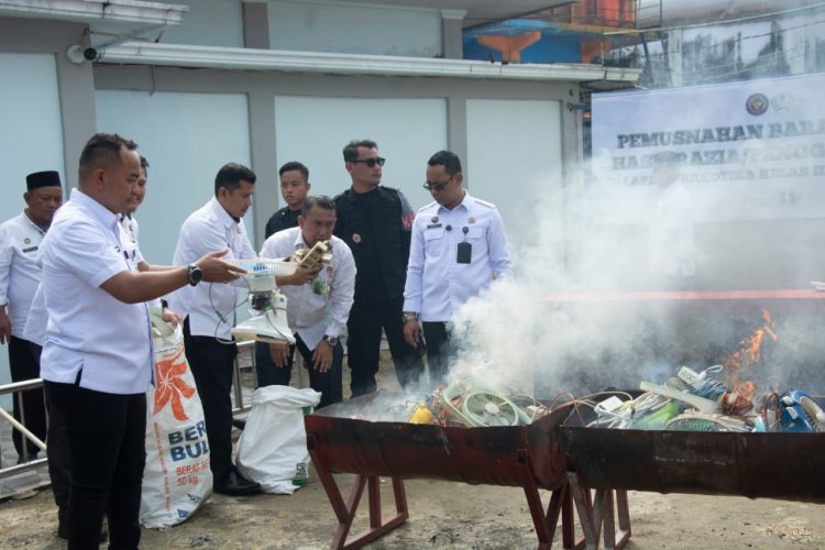 Kakanwil Ditjenpas Jambi Dr Tr Irwan Rahmat Gumilar yang didampingi Kalapas Narkotika Muara Sabak Muhammad Askari Utomo serta unsur TNI-Polri, Pemerintah melakukan pemusnahan barang bukti hasil penindakan dengan cara dibakar dalam sebuah kegiatan resmi penegakan hukum (Dok. Daus)