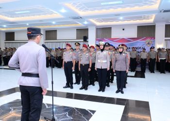 Kapolda Jambi Irjen Pol Krisno Halomoan Siregar memimpin upacara kenaikan pangkat 232 personel Polda Jambi periode 1 Januari 2026 di Aula Siginjai Sakti Wira Bhakti, Mapolda Jambi, Jumat (2/1/2026). (Dok. Nahar)